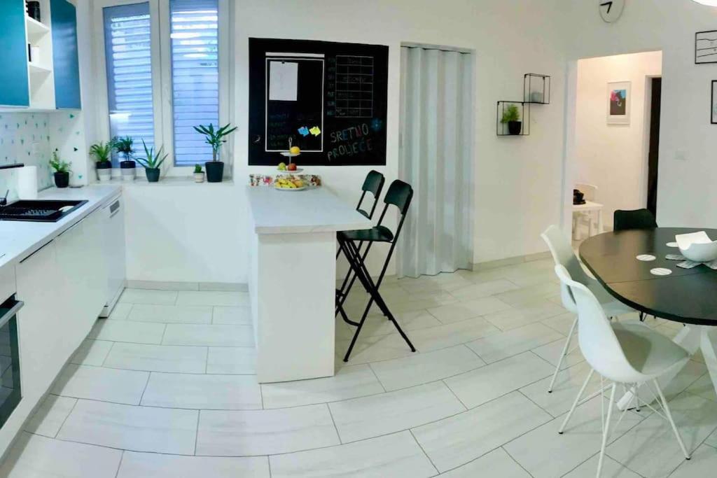 Novoureden Komforni Stan Od 90 M2 S Dvoristem Leilighet Šibenik Rom bilde